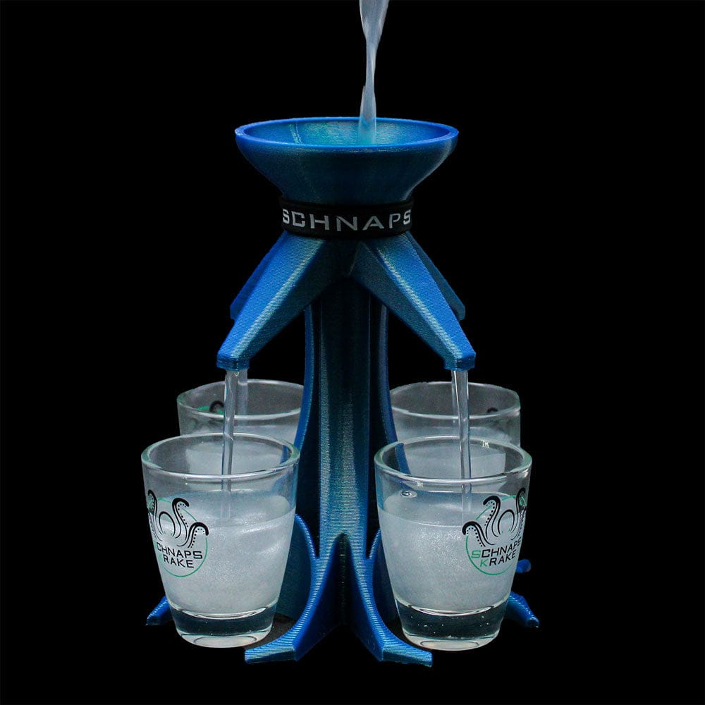 Saufkumpane blau mit Gläsern wird mit Alkohol befüllt