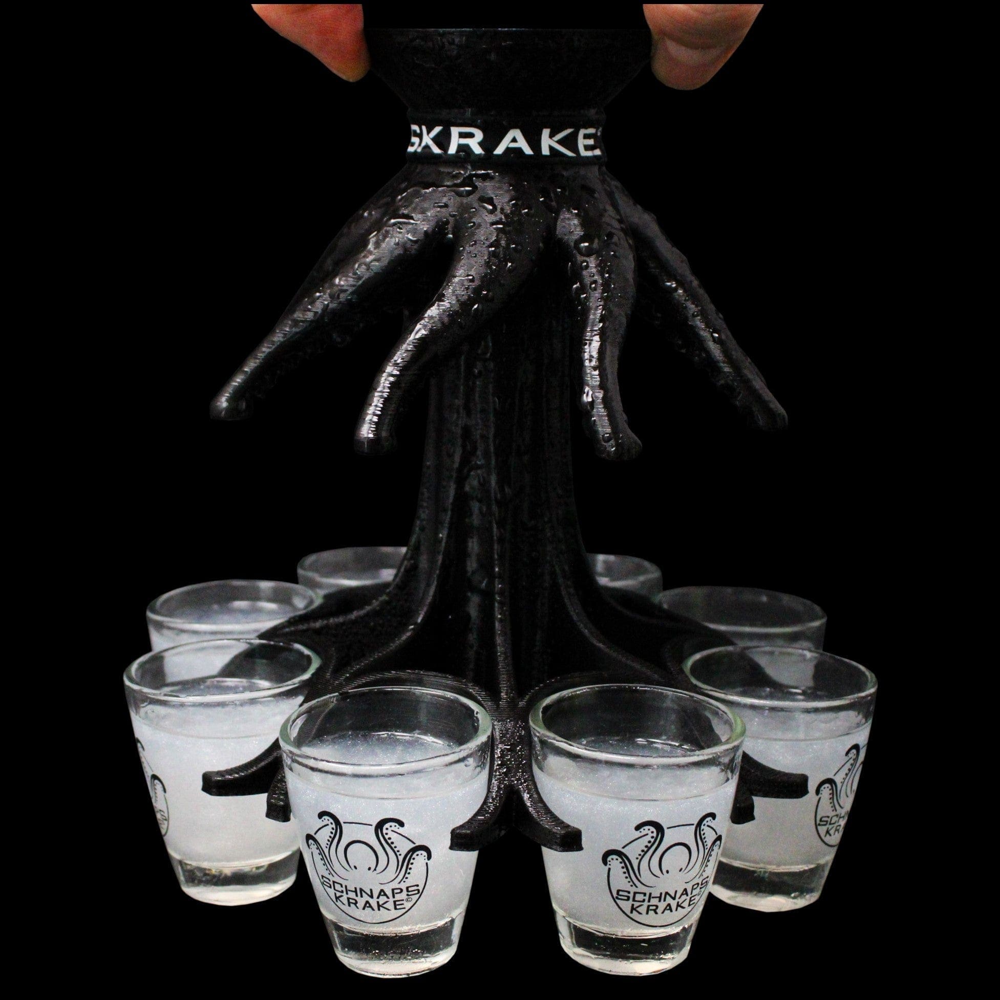Schnapskrake schwarz mit befüllten Gläsern wird getragen