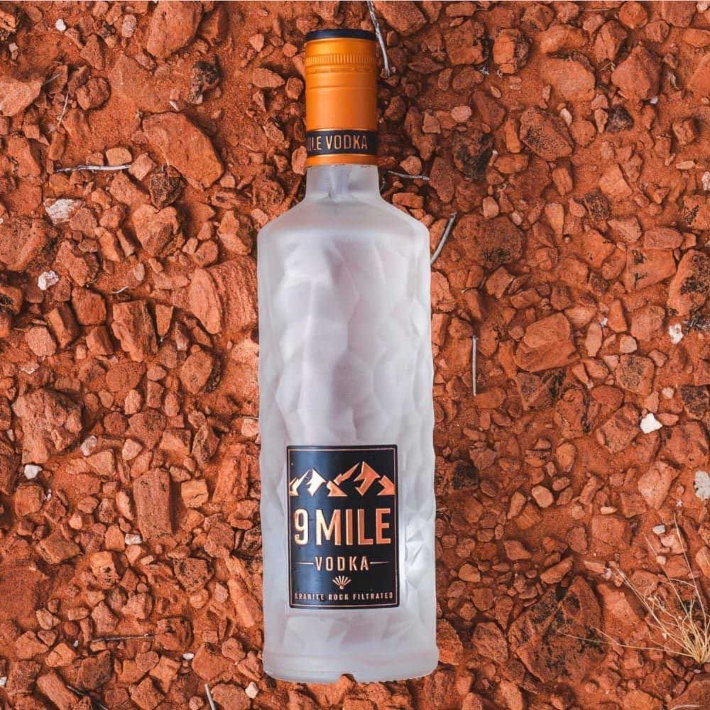 9 Mile Vodka Flasche mit LED Beleuchtung