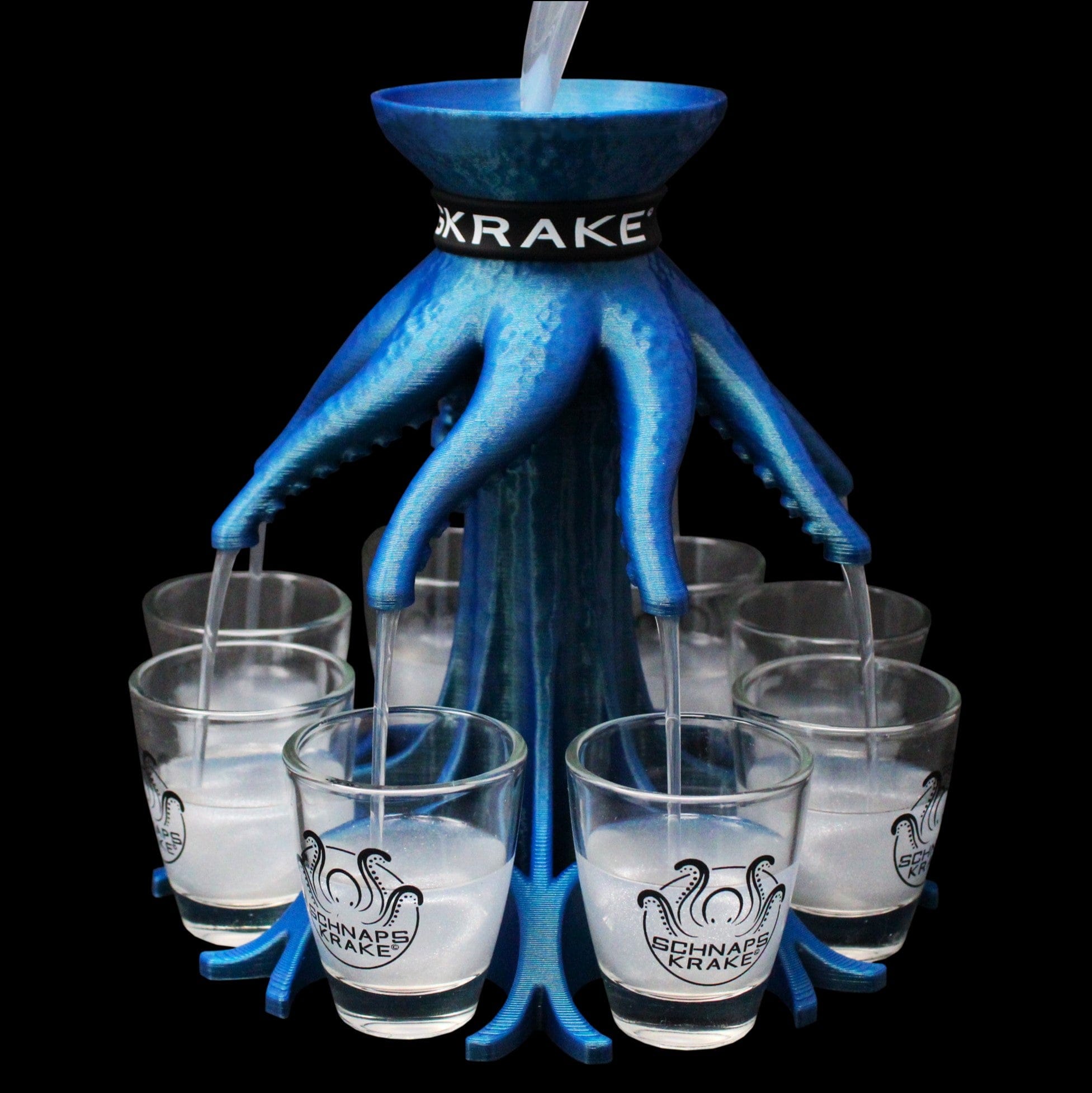 Schnapskrake blau mit Gläsern wird mit Alkohol befüllt
