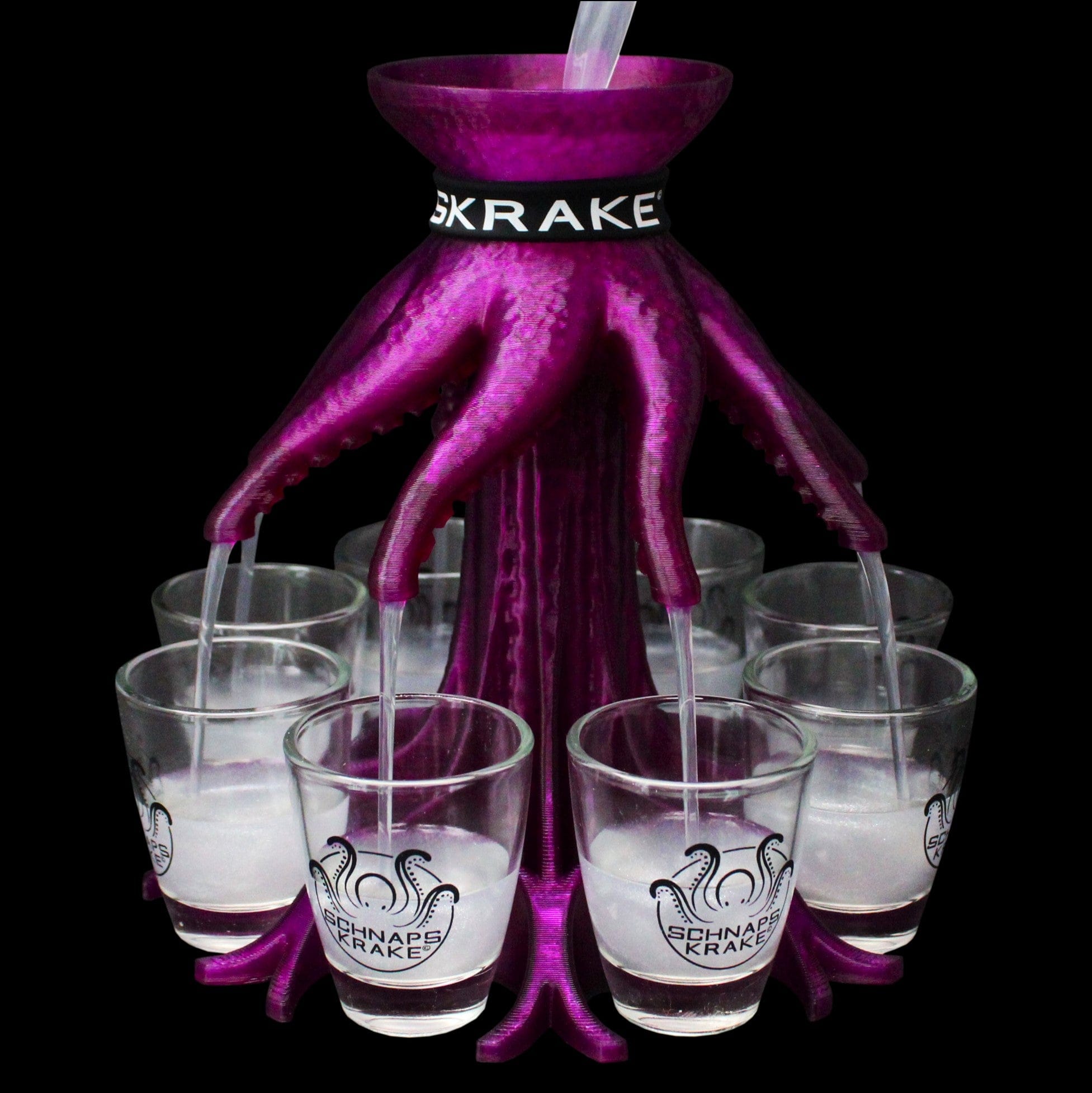 Schnapskrake lila mit Gläsern wird mit Alkohol befüllt