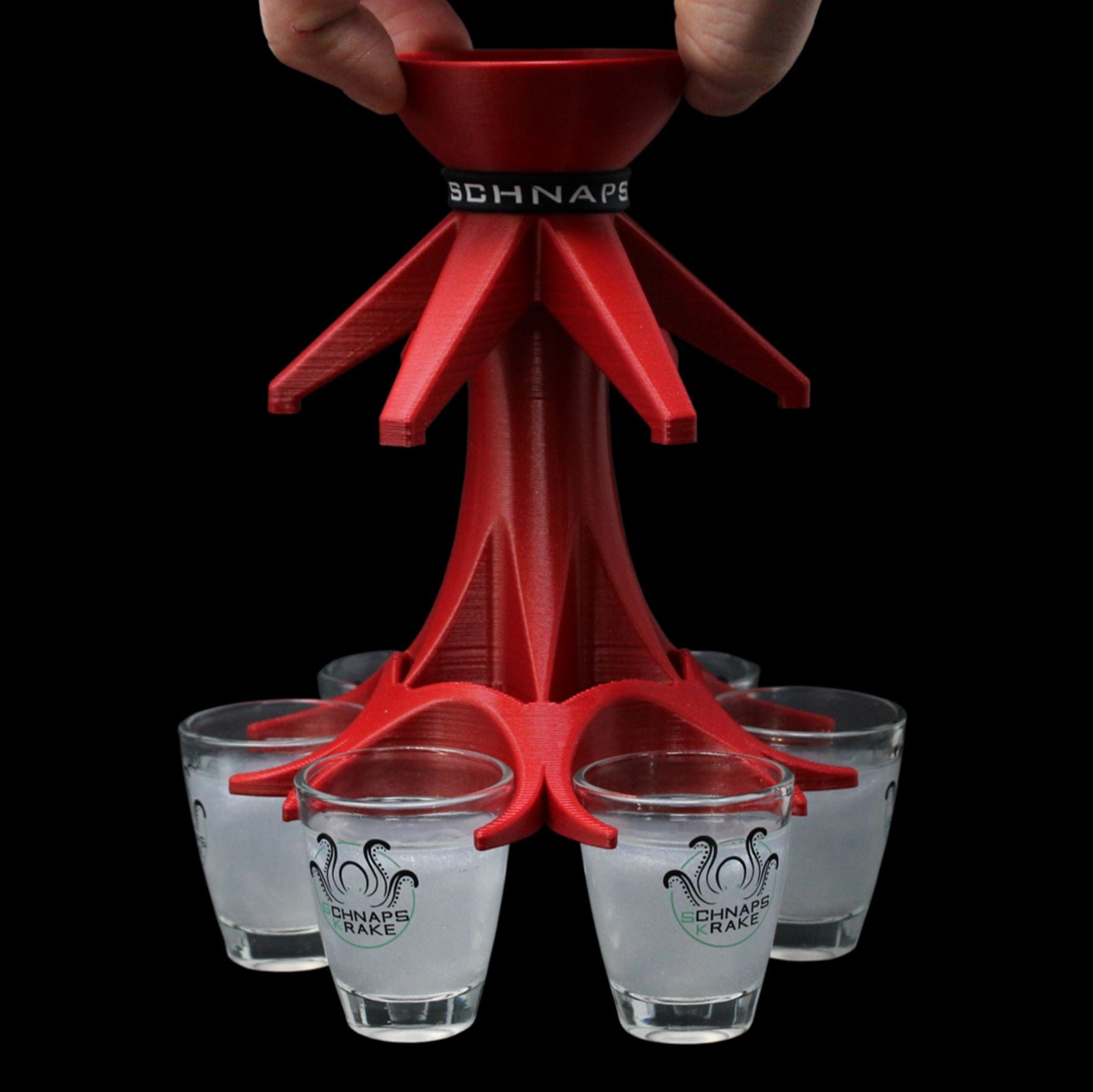 Trinkbaum rot mit befüllten Gläsern wird getragen
