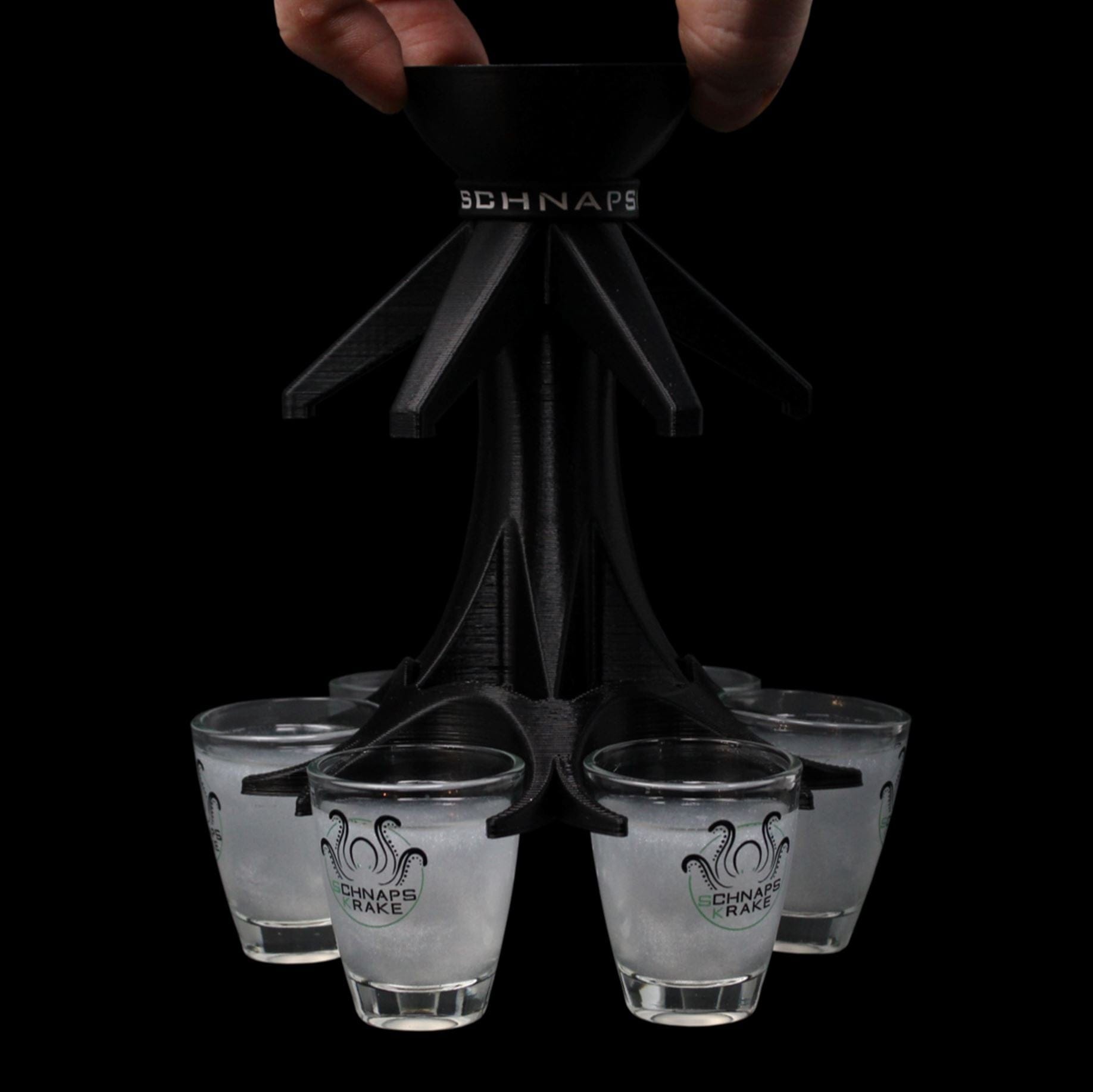 Trinkbaum schwarz mit befüllten Gläsern wird getragen